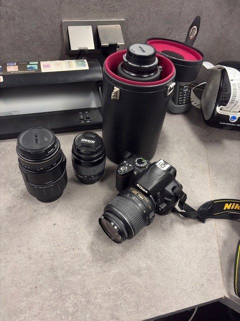 Nikon – ED AF Nikkor 80-200mm f/2.8 + 2 Extra Lenzen + Nikon D3000 Body