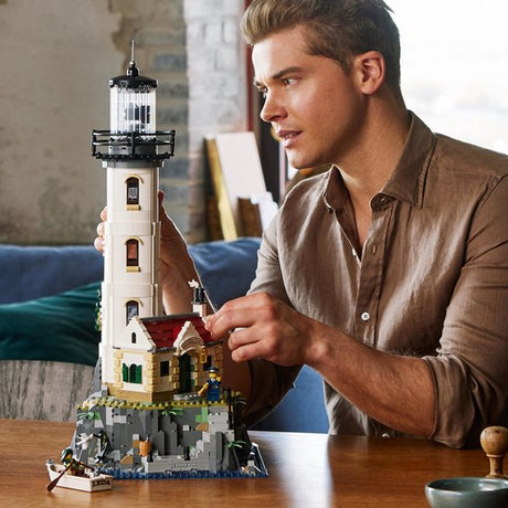 LEGO Ideas Gemotoriseerde vuurtoren met Lichtjes - 21335