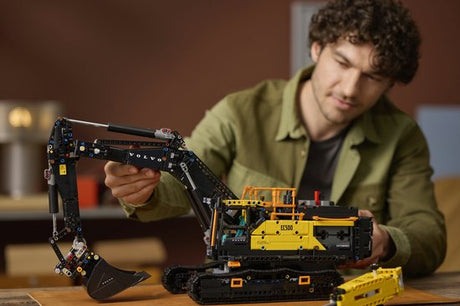 LEGO Technic Volvo EC500 Hybrid Graafmachine - 42215