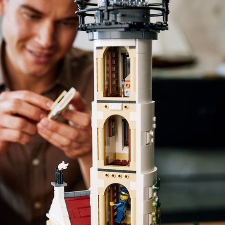 LEGO Ideas Gemotoriseerde vuurtoren met Lichtjes - 21335