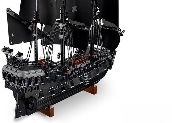 LEGO Icons Pirates of the Caribbean - Het Piratenschip van Kapitein Jack Sparrow - 10365