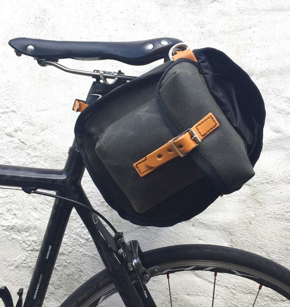 Nelson Longflap Saddlebag - 18L zwart