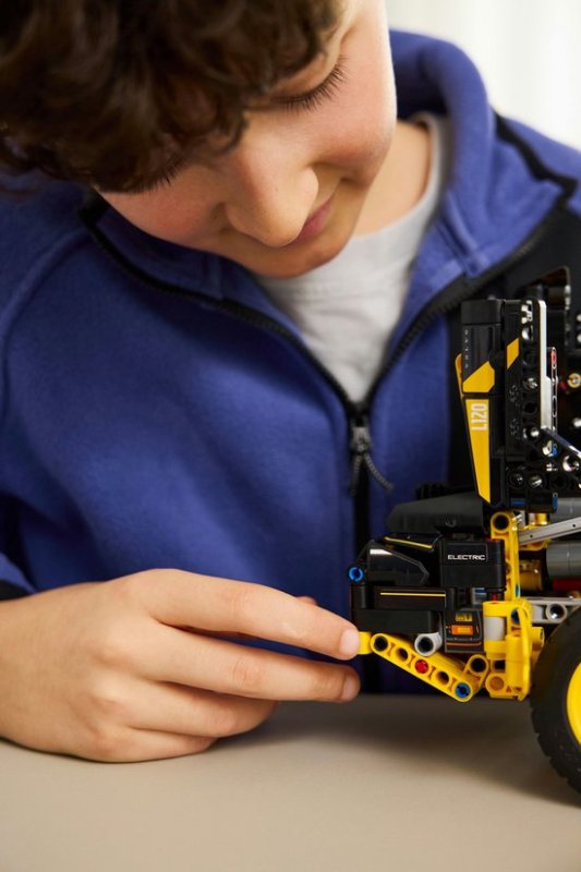 LEGO Technic Volvo L120 Electric Wiellader - 42209