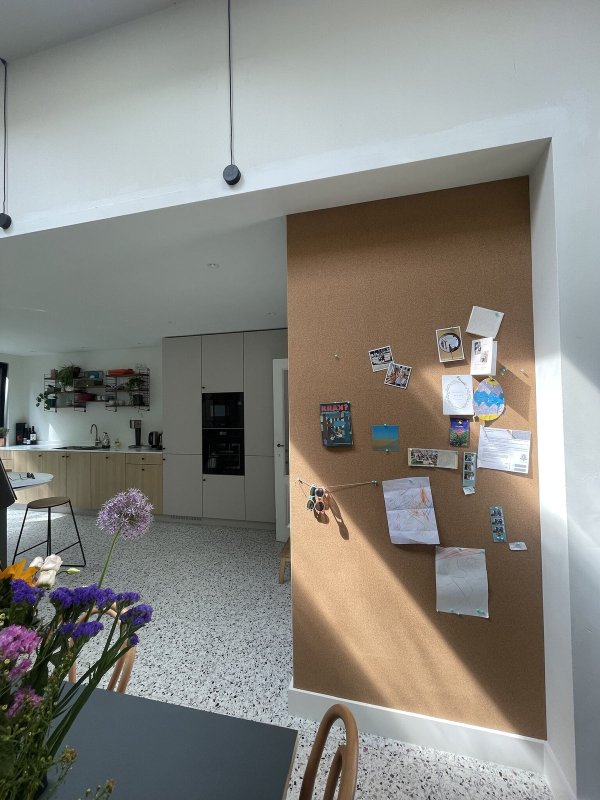 Prikwandkurk op rol - 8mm dik - 150cm breed - Voorgelijmd 1mtr + houten pushpins