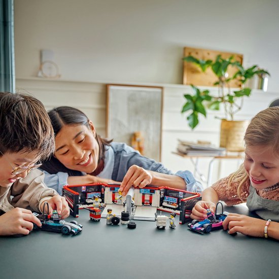 LEGO City F1 garage met Mercedes-AMG en Alpine auto's - 60444