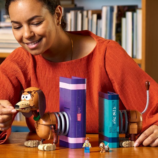 LEGO Disney en Pixar Toy Story Slinky Hond Boekensteunen Bouwpakket voor Volwassenen - 43301