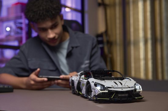 LEGO Technic Lamborghini Revuelto Supersportwagen - 42214